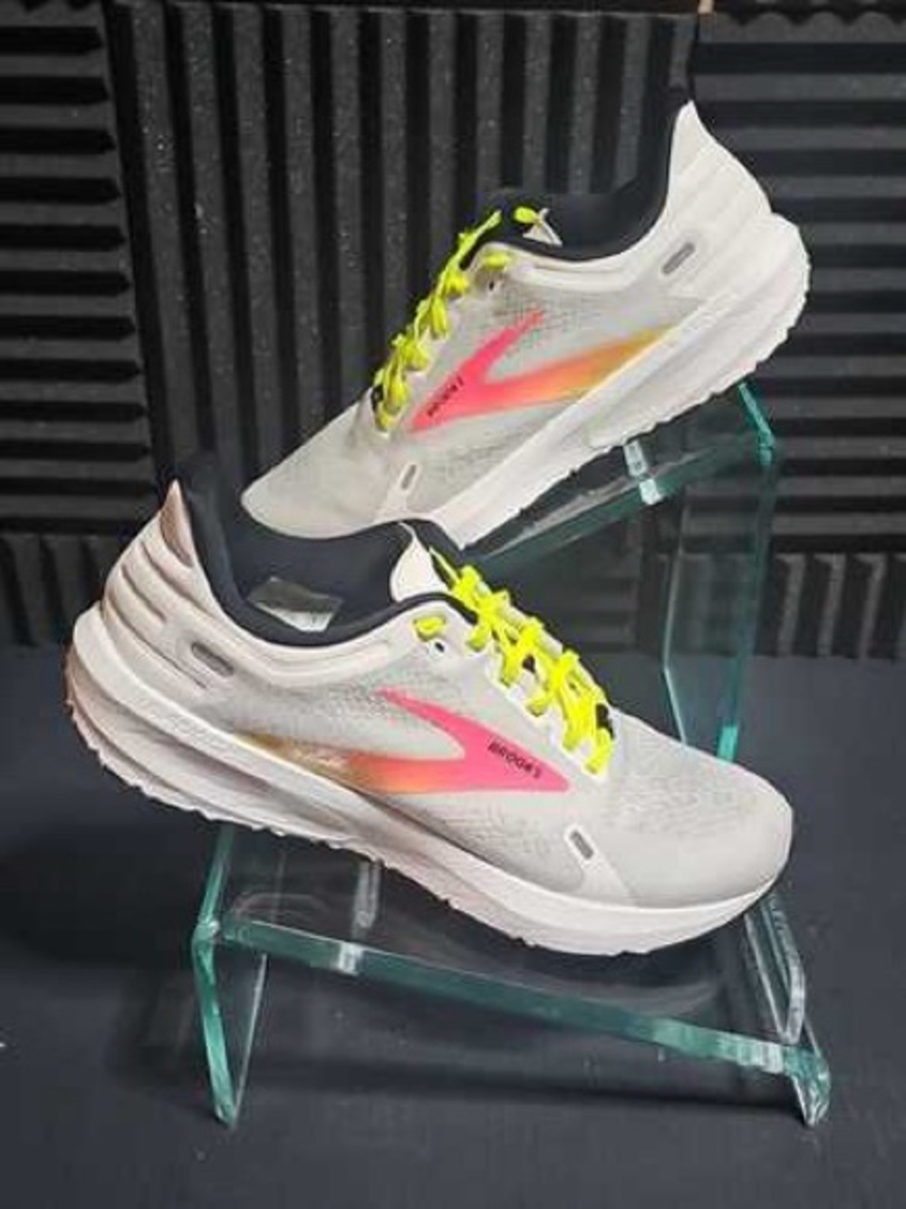 Brooks sz 8 Women's White Running Sneakers EUC